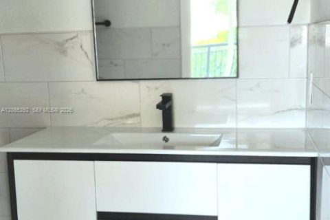 Townhouse in North Miami, Florida 2 bedrooms, 143.81 sq.m. № 2353584 - photo 16