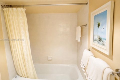 Condo in Aventura, Florida, 2 bedrooms  № 1998343 - photo 12