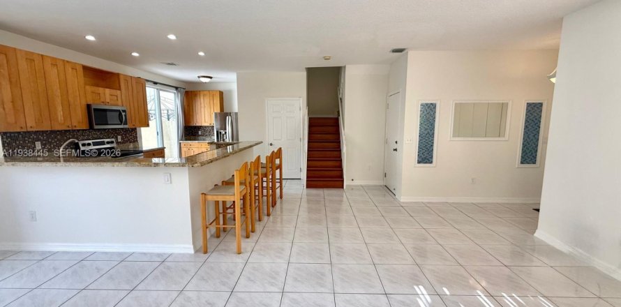 Townhouse in Pembroke Pines, Florida 3 bedrooms, 140.75 sq.m. № 1996043