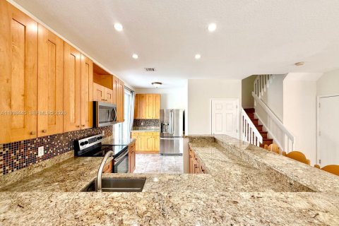 Townhouse in Pembroke Pines, Florida 3 bedrooms, 140.75 sq.m. № 1996043 - photo 2