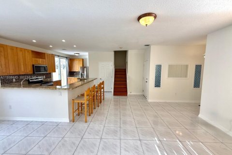 Townhouse in Pembroke Pines, Florida 3 bedrooms, 140.75 sq.m. № 1996043 - photo 6
