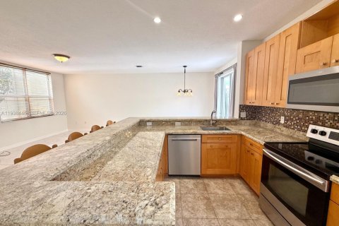 Townhouse in Pembroke Pines, Florida 3 bedrooms, 140.75 sq.m. № 1996043 - photo 16