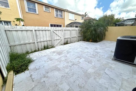 Townhouse in Pembroke Pines, Florida 3 bedrooms, 140.75 sq.m. № 1996043 - photo 21