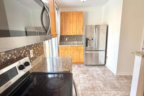 Townhouse in Pembroke Pines, Florida 3 bedrooms, 140.75 sq.m. № 1996043 - photo 14