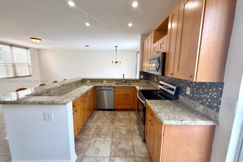 Townhouse in Pembroke Pines, Florida 3 bedrooms, 140.75 sq.m. № 1996043 - photo 12