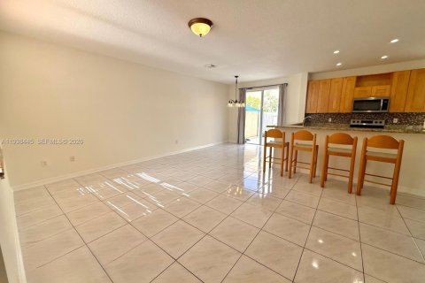 Townhouse in Pembroke Pines, Florida 3 bedrooms, 140.75 sq.m. № 1996043 - photo 9