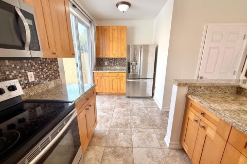 Townhouse in Pembroke Pines, Florida 3 bedrooms, 140.75 sq.m. № 1996043 - photo 13