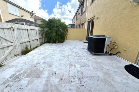 Townhouse in Pembroke Pines, Florida 3 bedrooms, 140.75 sq.m. № 1996043 - photo 22