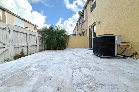 Townhouse in Pembroke Pines, Florida 3 bedrooms, 140.75 sq.m. № 1996043 - photo 23