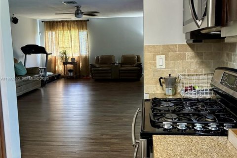 Купить виллу или дом в Катлер-Бей, Флорида 5 спален, 176.14м2, № 2065229 - фото 19