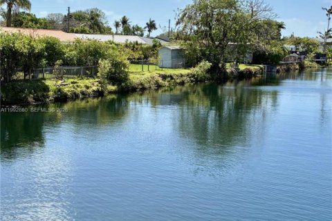 Купить виллу или дом в Катлер-Бей, Флорида 5 спален, 176.14м2, № 2065229 - фото 16