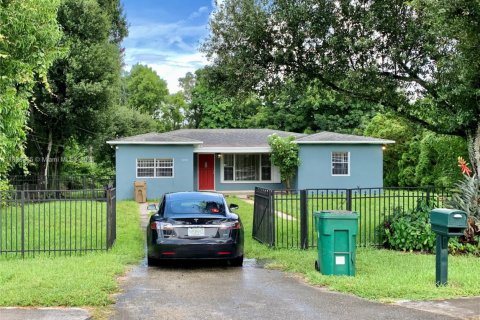 House in Davie, Florida 3 bedrooms, 151.99 sq.m. № 1804523 - photo 1