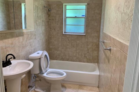 House in Davie, Florida 3 bedrooms, 151.99 sq.m. № 1804523 - photo 8