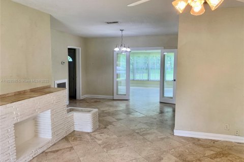 House in Davie, Florida 3 bedrooms, 151.99 sq.m. № 1804523 - photo 4