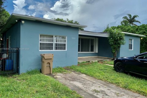 House in Davie, Florida 3 bedrooms, 151.99 sq.m. № 1804523 - photo 3