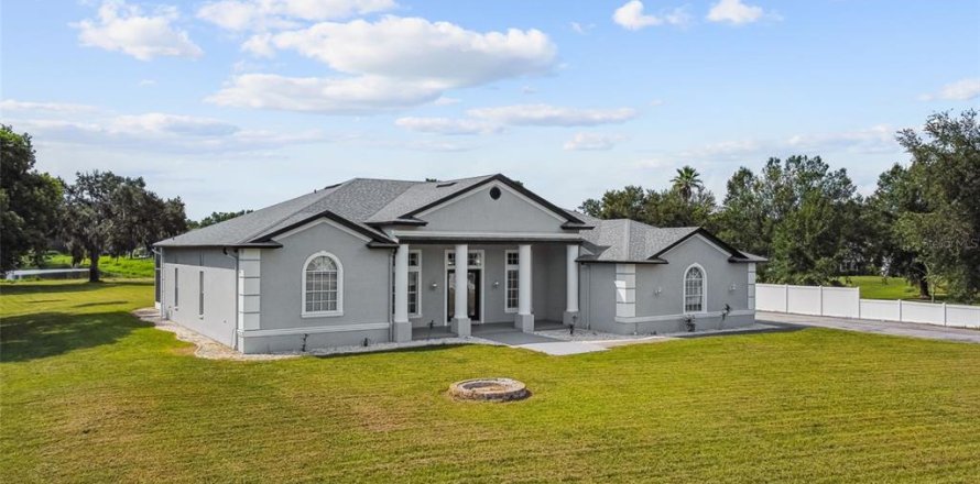 House in Wesley Chapel, Florida 3 bedrooms, 332.4 sq.m. № 2220503