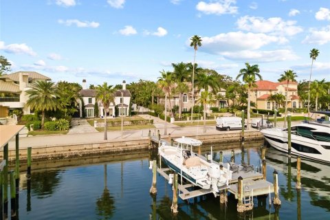 House in Saint Petersburg, Florida 4 bedrooms, 305.83 sq.m. № 1534980 - photo 3