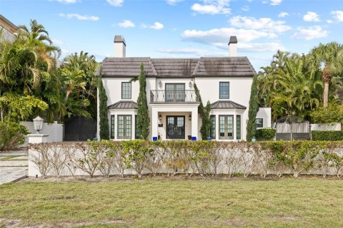 House in Saint Petersburg, Florida 4 bedrooms, 305.83 sq.m. № 1534980 - photo 1