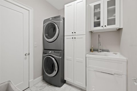 House in Saint Petersburg, Florida 4 bedrooms, 305.83 sq.m. № 1534980 - photo 21
