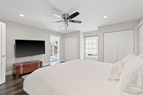 House in Saint Petersburg, Florida 4 bedrooms, 305.83 sq.m. № 1534980 - photo 27