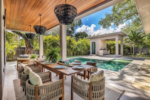 House in Biscayne Park, Florida 6 bedrooms, 394.18 sq.m. № 2072618 - photo 8