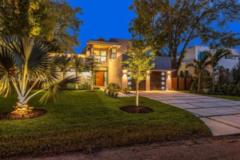 House in Biscayne Park, Florida 6 bedrooms, 394.18 sq.m. № 2072618