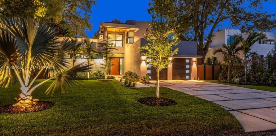 House in Biscayne Park, Florida 6 bedrooms, 394.18 sq.m. № 2072618