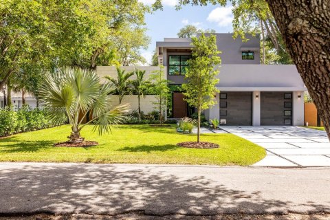 House in Biscayne Park, Florida 6 bedrooms, 394.18 sq.m. № 2072618 - photo 7