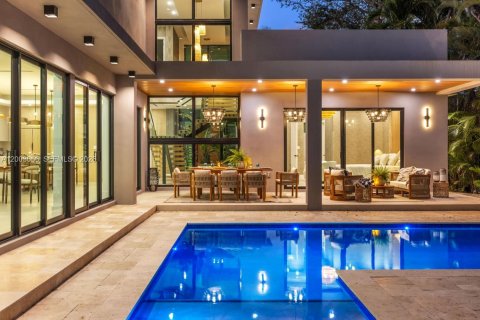 House in Biscayne Park, Florida 6 bedrooms, 394.18 sq.m. № 2072618 - photo 19