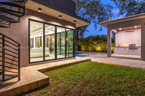 House in Biscayne Park, Florida 6 bedrooms, 394.18 sq.m. № 2072618 - photo 18