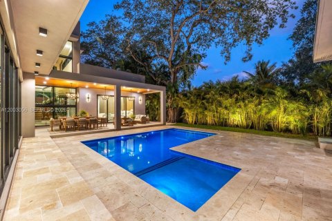 House in Biscayne Park, Florida 6 bedrooms, 394.18 sq.m. № 2072618 - photo 23