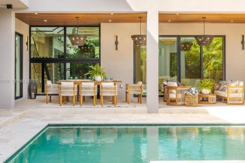 House in Biscayne Park, Florida 6 bedrooms, 394.18 sq.m. № 2072618 - photo 9