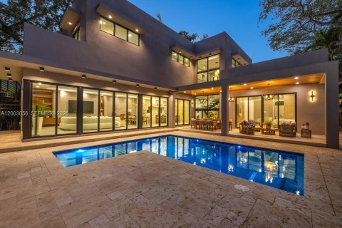 House in Biscayne Park, Florida 6 bedrooms, 394.18 sq.m. № 2072618 - photo 2