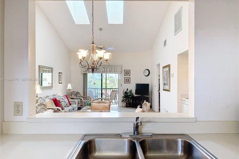 Condo in Orlando, Florida, 2 bedrooms  № 2059580 - photo 14