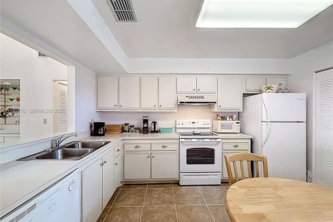 Condo in Orlando, Florida, 2 bedrooms  № 2059580 - photo 16