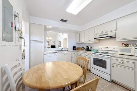 Condo in Orlando, Florida, 2 bedrooms  № 2059580 - photo 17