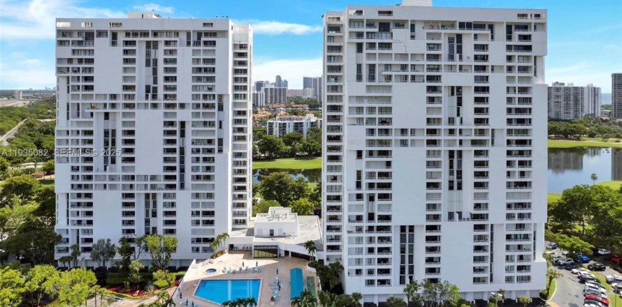 Condominio en Aventura, Florida, 2 dormitorios  № 2077196