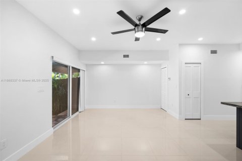Condo in Miami, Florida, 3 bedrooms  № 1924591 - photo 14