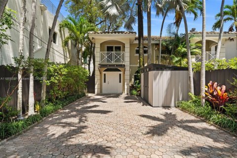 Condominio en alquiler en Miami, Florida, 3 dormitorios, 192.31 m2 № 1924591 - foto 2
