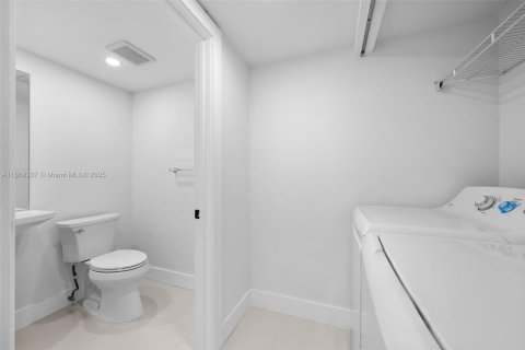 Condominio en alquiler en Miami, Florida, 3 dormitorios, 192.31 m2 № 1924591 - foto 21