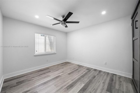 Condominio en alquiler en Miami, Florida, 3 dormitorios, 192.31 m2 № 1924591 - foto 18