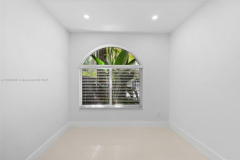 Condominio en alquiler en Miami, Florida, 3 dormitorios, 192.31 m2 № 1924591 - foto 24