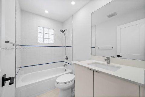 Condominio en alquiler en Miami, Florida, 3 dormitorios, 192.31 m2 № 1924591 - foto 23