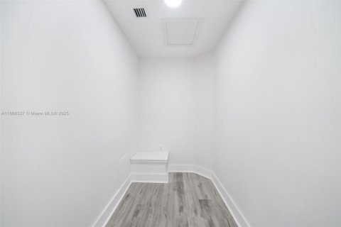 Condo in Miami, Florida, 3 bedrooms  № 1924591 - photo 25