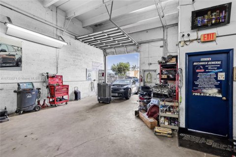 Propiedad comercial en venta en Hialeah, Florida № 1860789 - foto 3