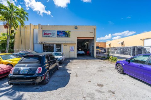 Propiedad comercial en venta en Hialeah, Florida № 1860789 - foto 16