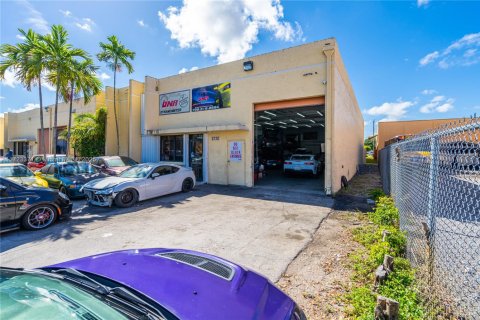 Propiedad comercial en venta en Hialeah, Florida № 1860789 - foto 17