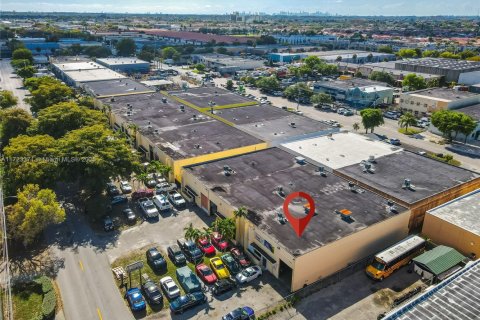 Propiedad comercial en venta en Hialeah, Florida № 1860789 - foto 19