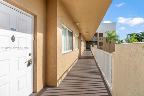 Copropriété à vendre à Tamarac, Floride: 2 chambres, 118.45 m2 № 2002903 - photo 3