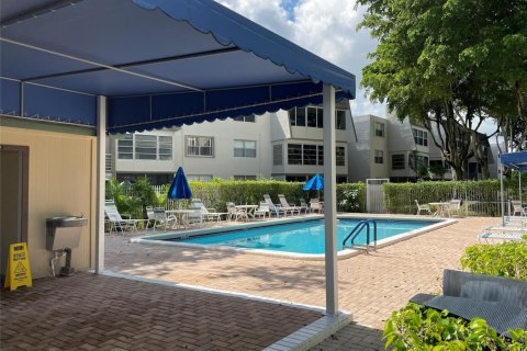 Condo in Tamarac, Florida, 1 bedroom № 2240338 - photo 13